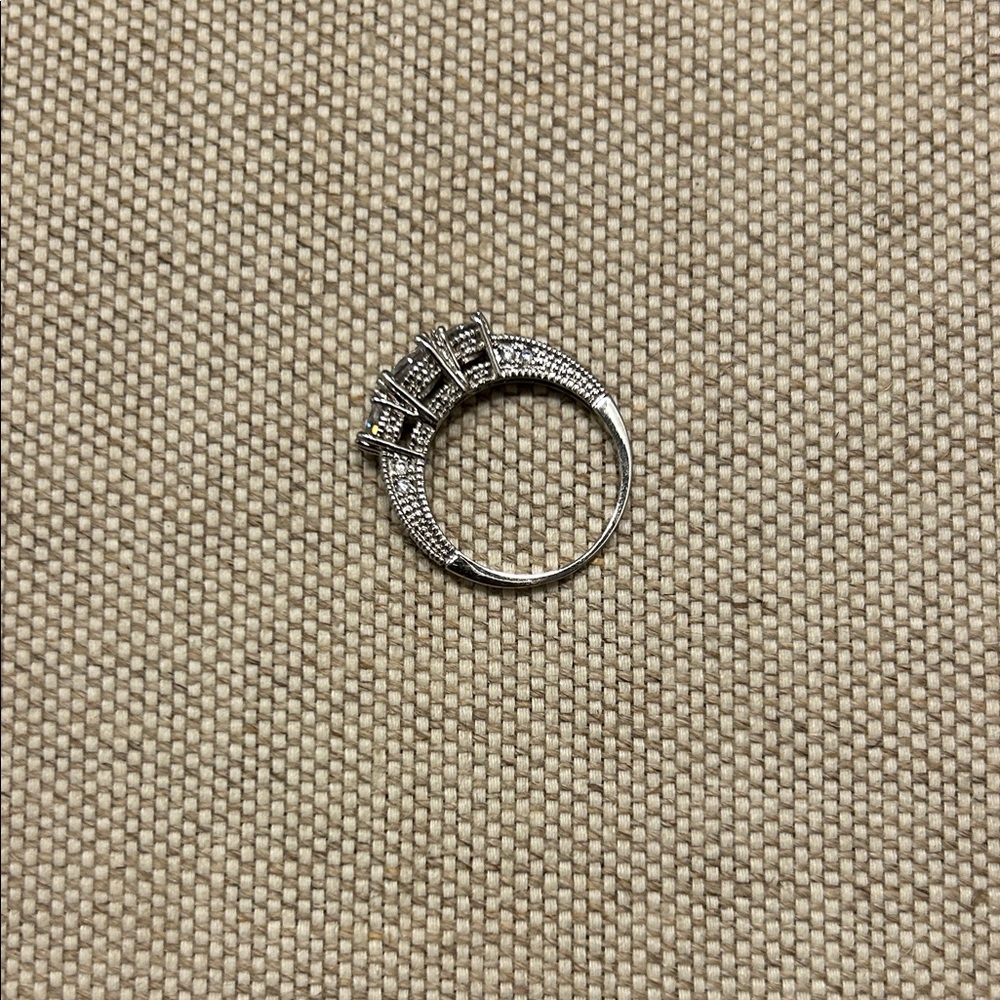 Elegant 925 Silver Ring with CZ Gems